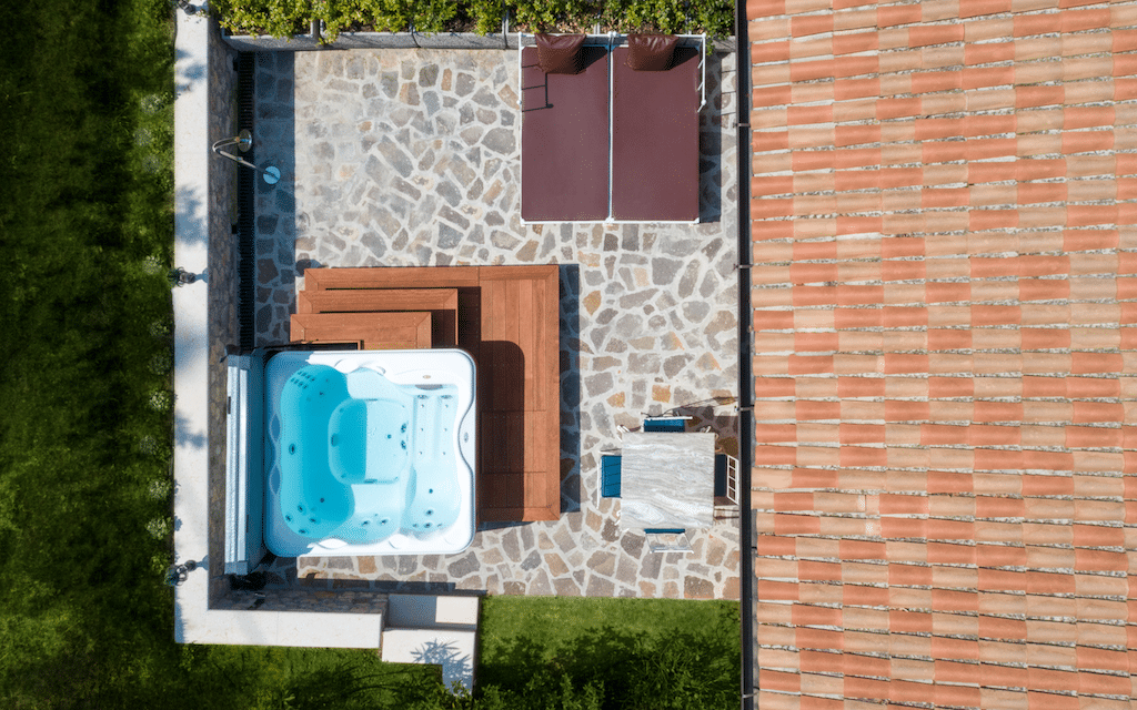 Jacuzzi masažinis baseinas įrengtas lauko terasoje